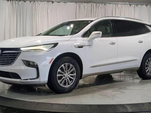 Used 2024 Buick Enclave Essence w/ Sound and Sites Package AWD/4WD image 4