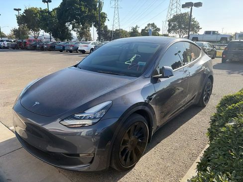 Used 2022 Tesla Model Y Long Range AWD/4WD image 3