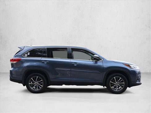 Used 2019 Toyota Highlander XLE AWD/4WD image 4
