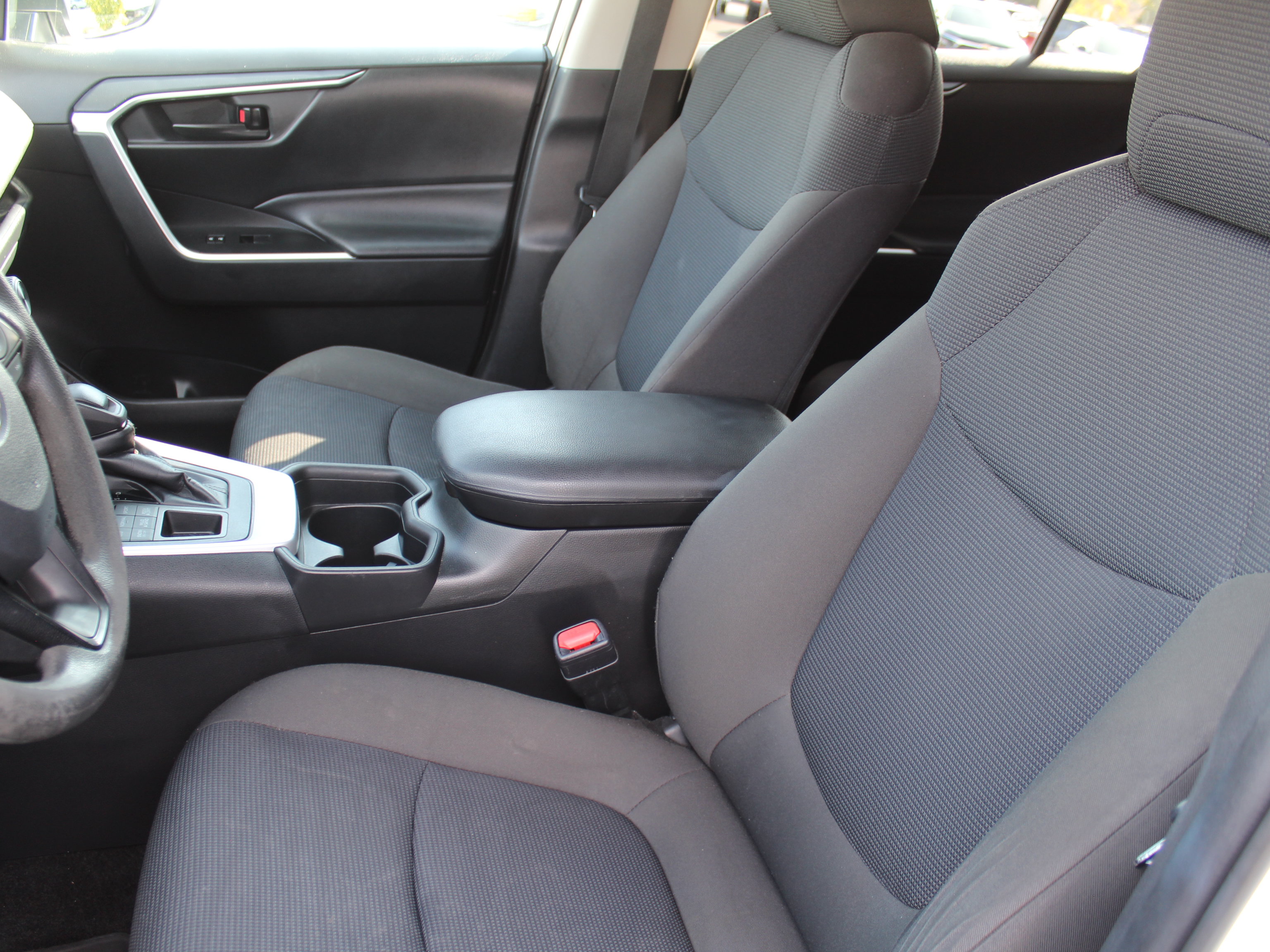 Used 2021 Toyota RAV4 LE AWD/4WD image 18