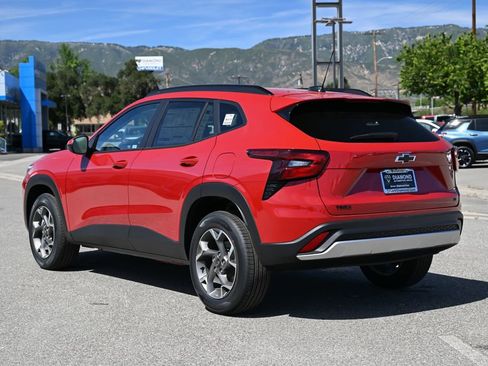 New 2026 Chevrolet Trax LT w/ LPO, Blackout Package FWD image 6
