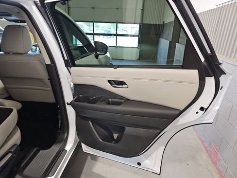 Used 2025 Nissan Pathfinder SL AWD/4WD image 22