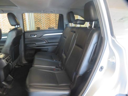 Used 2017 Toyota Highlander XLE FWD image 20