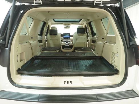 Used 2019 Lincoln Navigator L Reserve AWD/4WD image 4