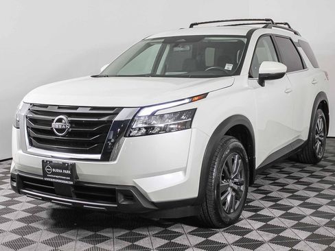 Used 2022 Nissan Pathfinder SV image 3
