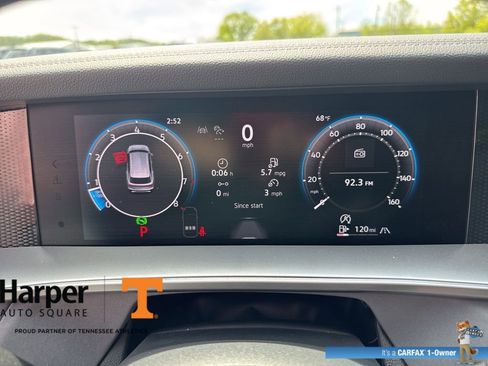 Used 2025 Volkswagen Tiguan SE w/ Panoramic Sunroof Package image 15