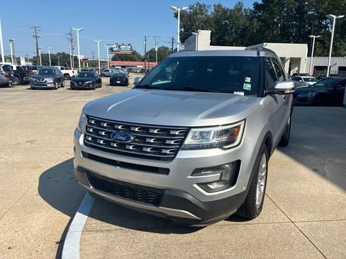 Used 2017 Ford Explorer Limited w/ Equipment Group 301A FWD image 3