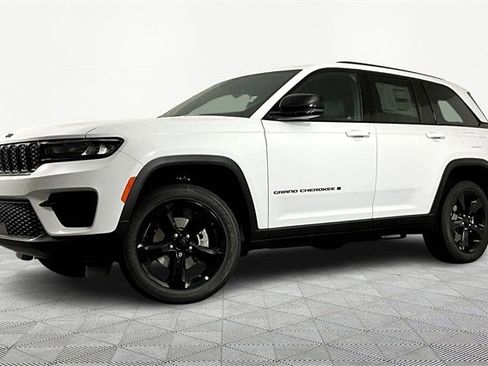 New 2025 Jeep Grand Cherokee Altitude image 1