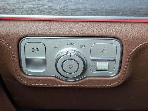 Used 2025 Mercedes-Benz GLS 580 4MATIC image 18