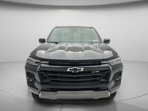 Used 2025 Chevrolet Colorado Z71 w/ Technology Package AWD/4WD image 2