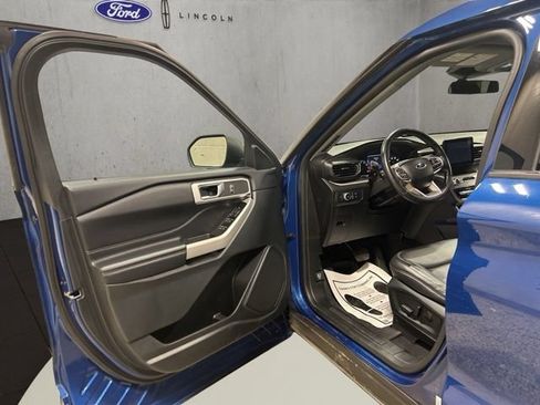 Used 2022 Ford Explorer XLT w/ Equipment Group 202A AWD/4WD image 11