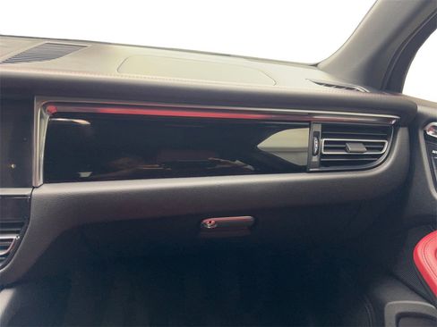 Used 2023 Porsche Macan Turbo image 57