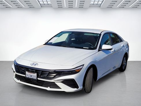 Certified 2025 Hyundai Elantra SE image 15