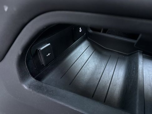 Used 2025 Land Rover Defender 110 S image 26