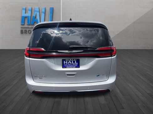 Used 2023 Chrysler Pacifica Touring-L FWD image 4