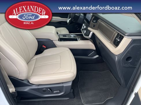 Used 2024 Ford Expedition Limited image 15