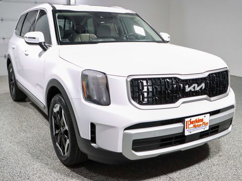 Used 2024 Kia Telluride EX w/ EX Captain's Chair Package image 5