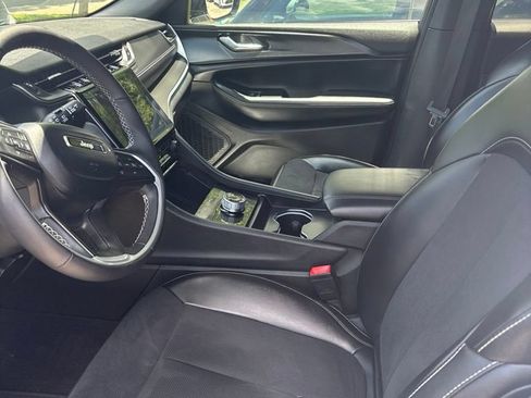 Used 2025 Jeep Grand Cherokee Altitude AWD/4WD image 3