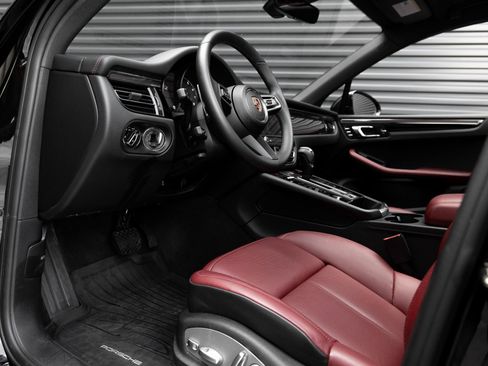 Certified 2025 Porsche Macan AWD/4WD image 4