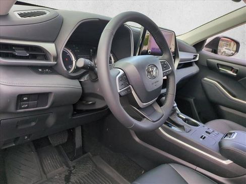 Certified 2026 Toyota Highlander XLE AWD/4WD image 10