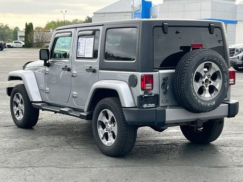Used 2016 Jeep Wrangler Unlimited Sahara w/ Dual Top Group AWD/4WD image 12