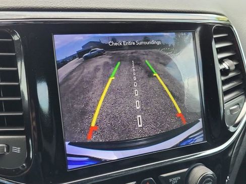 Used 2019 Jeep Grand Cherokee Altitude image 17