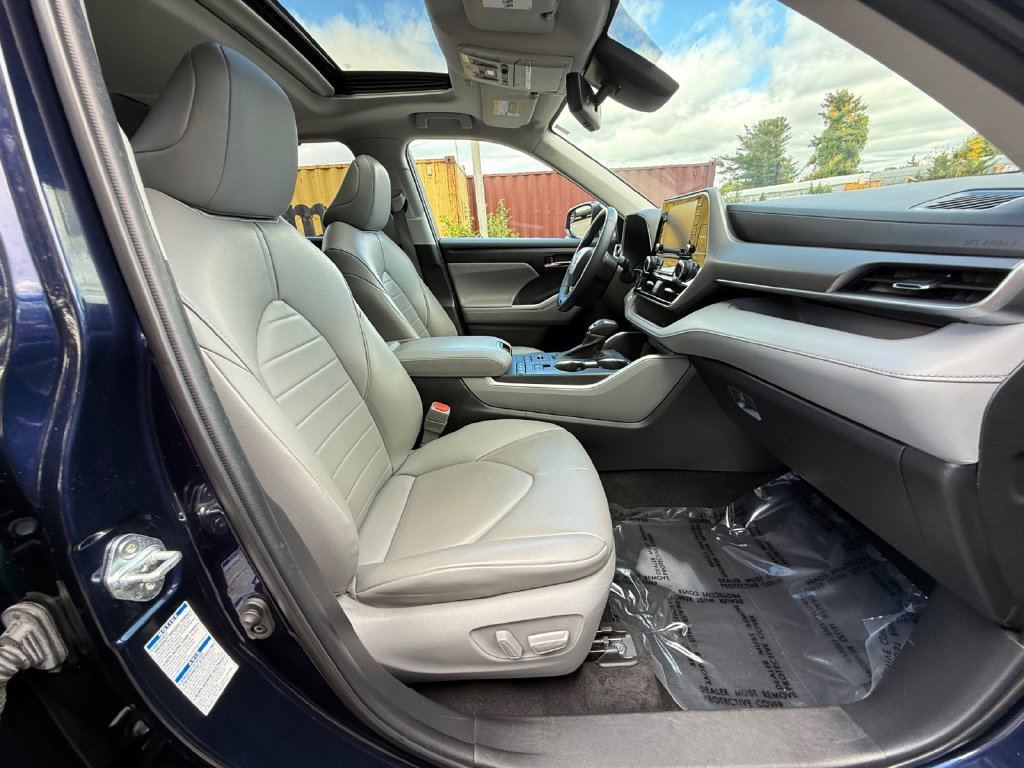 Used 2022 Toyota Highlander XLE AWD/4WD image 27