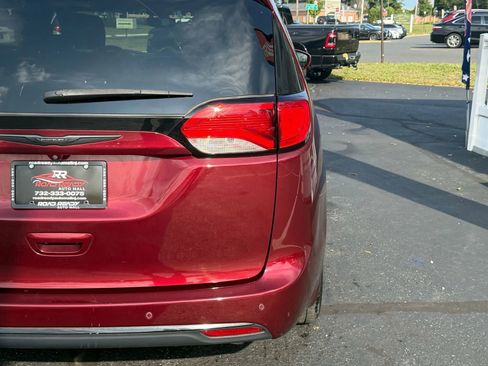 Used 2018 Chrysler Pacifica Touring-L w/ Premium Audio Group image 63