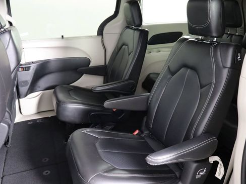 Used 2023 Chrysler Pacifica Touring-L image 16