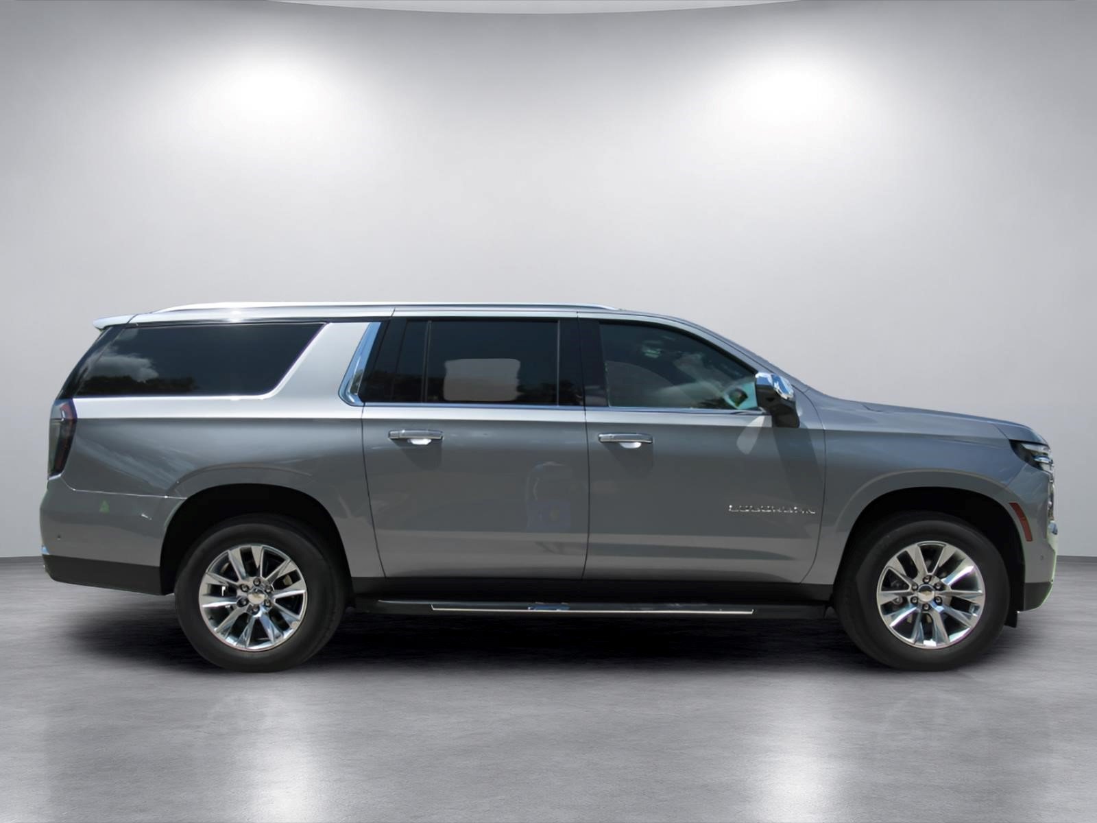 Used 2026 Chevrolet Suburban Premier AWD/4WD image 2