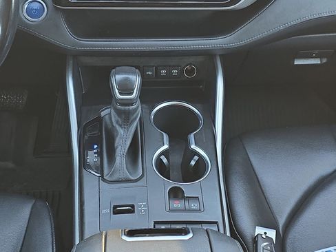 Used 2020 Toyota Highlander XLE image 26