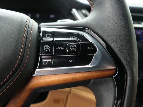 Used 2023 Jeep Grand Cherokee L Summit AWD/4WD image 15