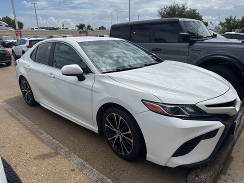 Used 2018 Toyota Camry SE image 2