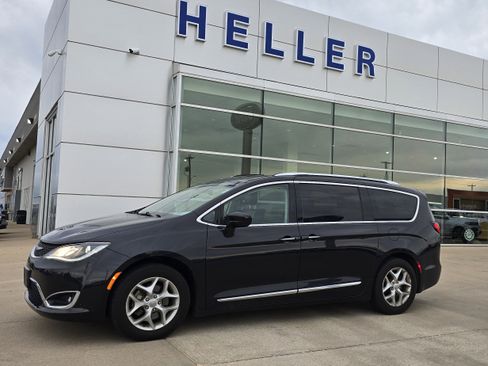 Used 2019 Chrysler Pacifica Touring-L Plus w/ Tire & Wheel Group FWD image 3