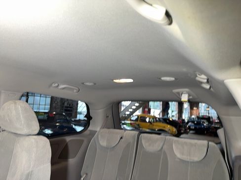 Used 2012 Kia Sedona EX FWD image 70