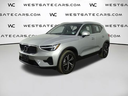 Used 2025 Volvo XC40 B5 Core image 1