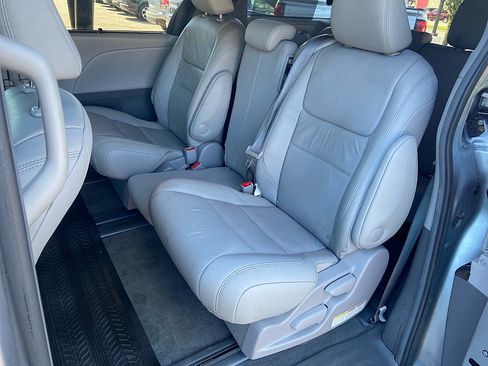 Used 2017 Toyota Sienna XLE FWD image 18