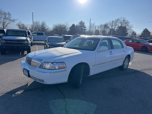 Used 2010 Lincoln Town Car Signature Limited image 11