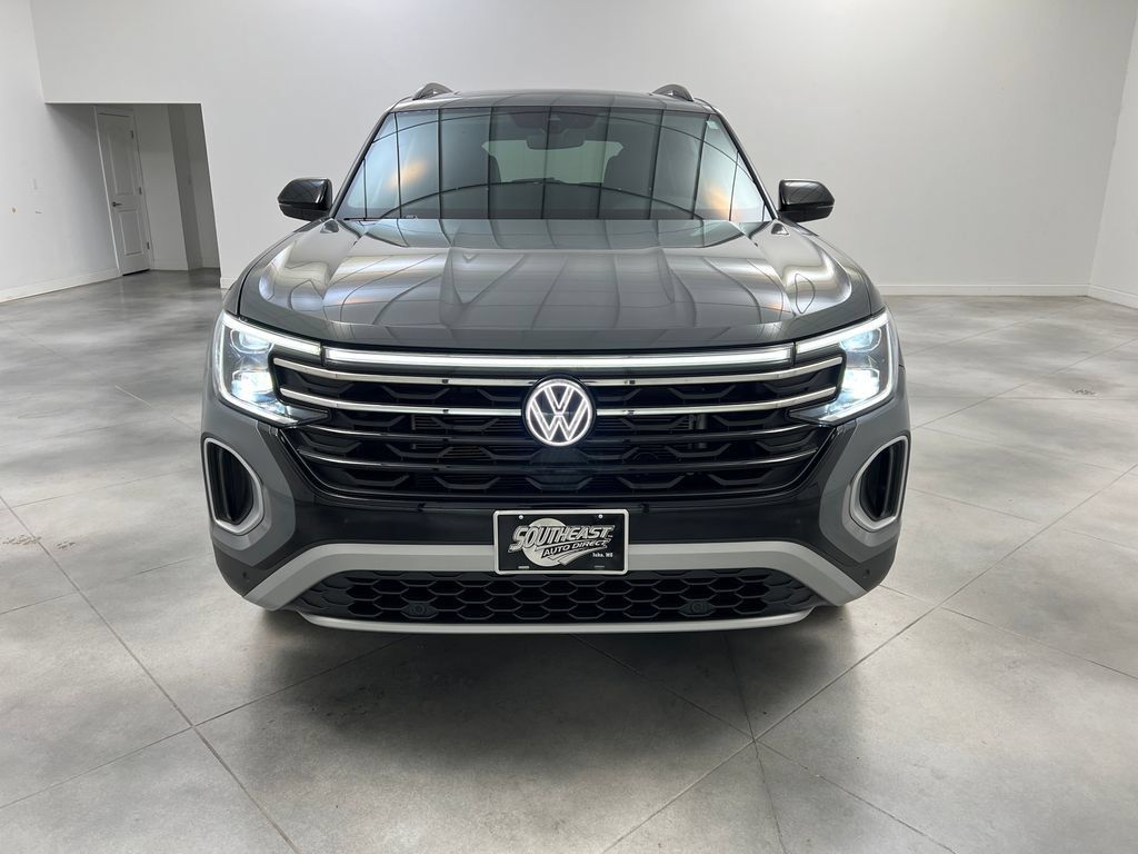 Used 2025 Volkswagen Atlas Peak Edition SE AWD/4WD image 3