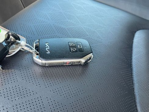 Used 2024 Kia Carnival LX image 21