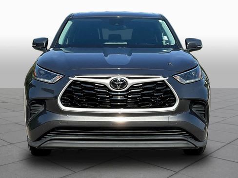 Used 2021 Toyota Highlander L FWD image 4