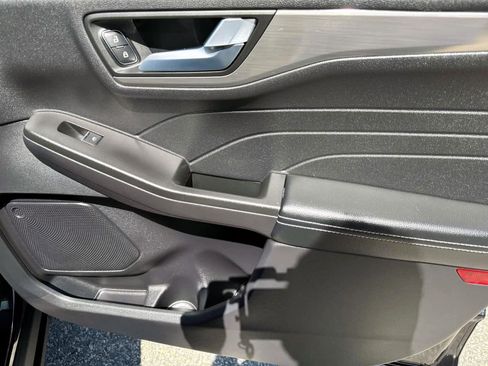 Used 2022 Ford Escape Titanium image 11