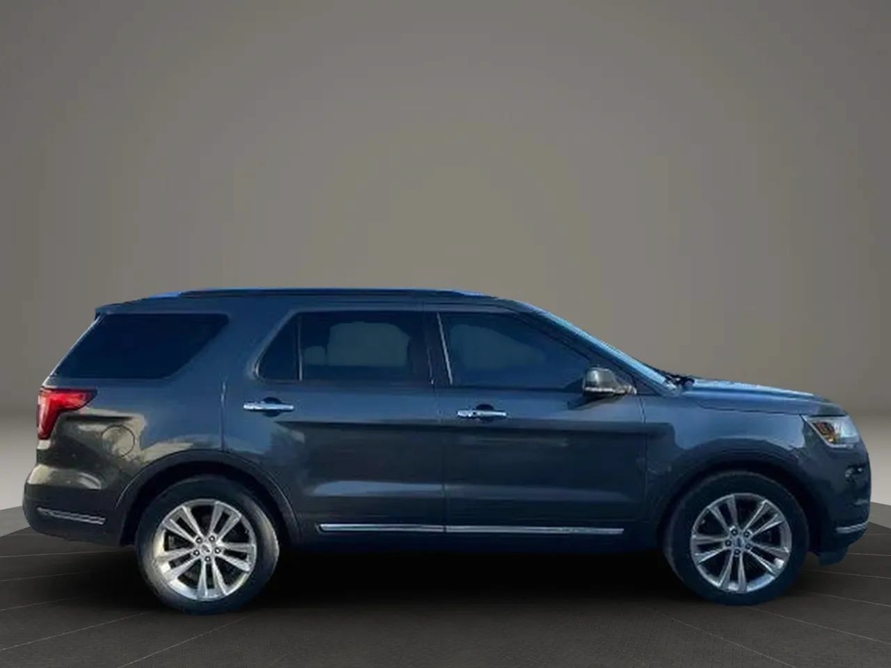 Used 2018 Ford Explorer Limited w/ Equipment Group 301A AWD/4WD image 4