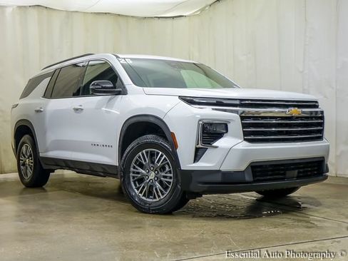 Used 2025 Chevrolet Traverse LT AWD/4WD image 2