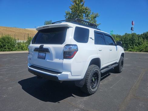 Used 2018 Toyota 4Runner TRD Off-Road Premium AWD/4WD image 5