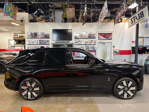 Used 2025 Rolls-Royce Cullinan AWD/4WD image 4