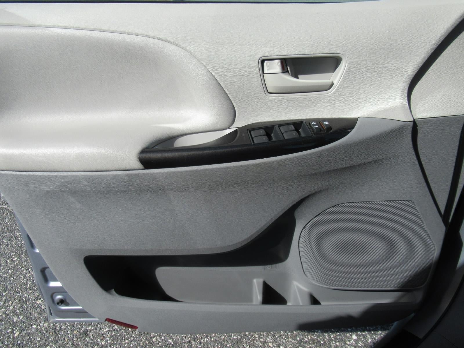 Used 2011 Toyota Sienna LE FWD image 21