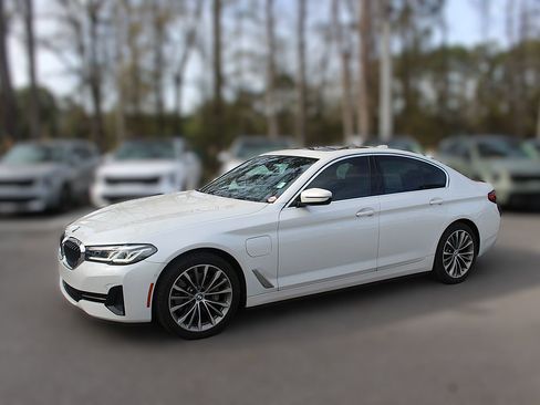 Used 2021 BMW 530e w/ Premium Package image 4
