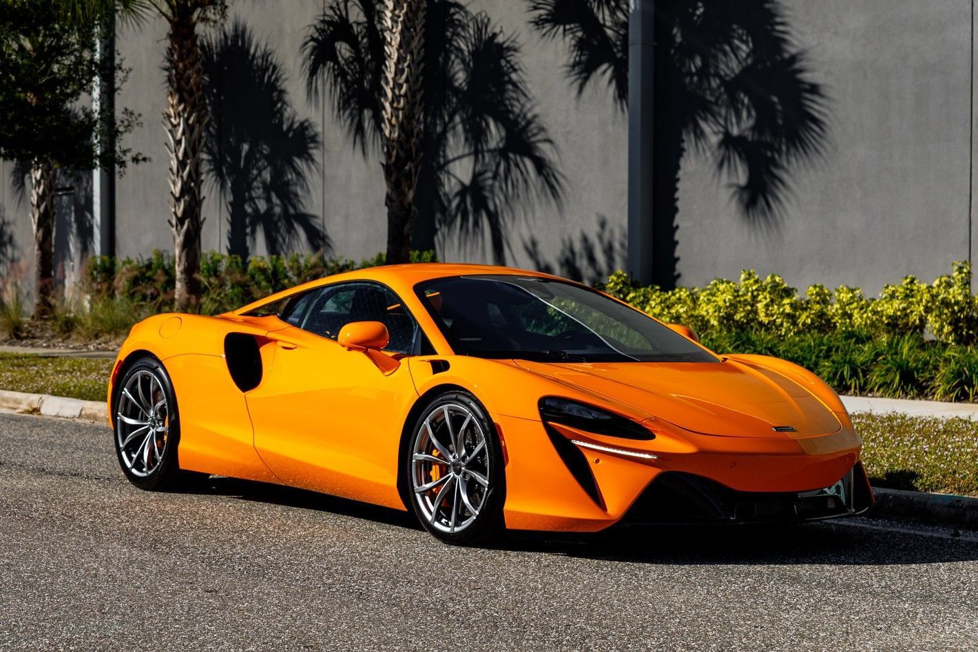 Used 2025 McLaren Artura RWD image 2