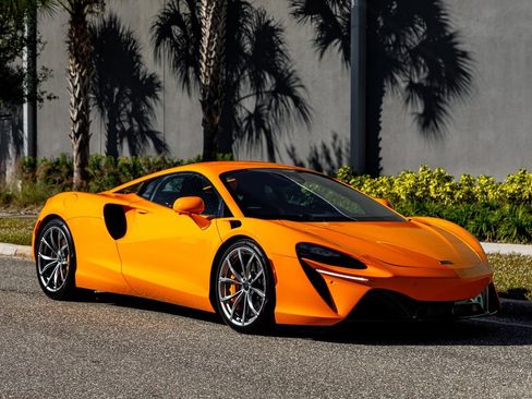 Used 2025 McLaren Artura RWD image 2